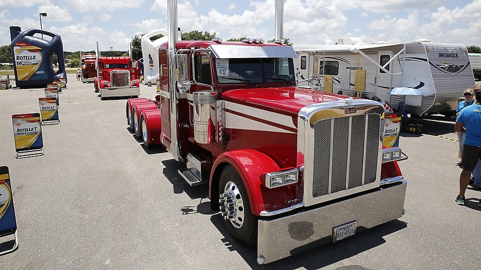 1ST Place  - Tractor Division Billy Griffin 2011 Peterbilt 389 Irving, Texas