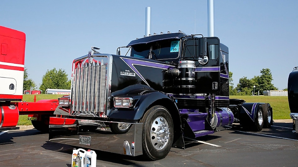 1st Place Classic Division - Billy Baker - St. Catherine's, Ontario - 2000 Kenworth W900L