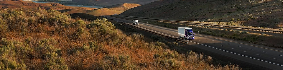 camions au loin sur une autoroute