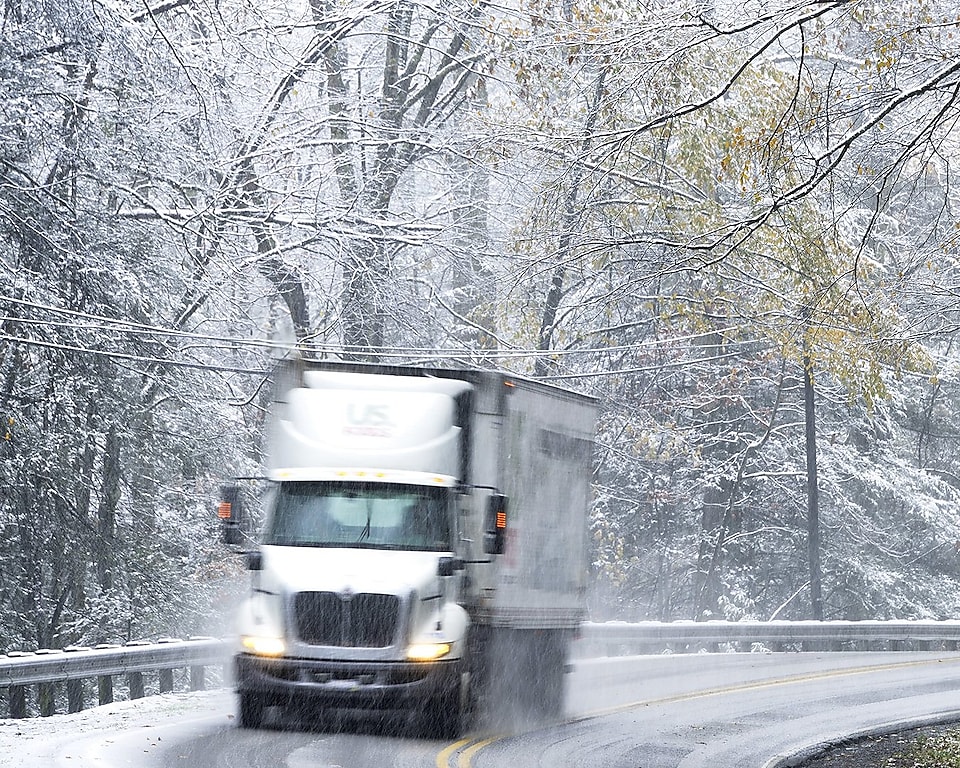 camion roulant sur une route enneigée